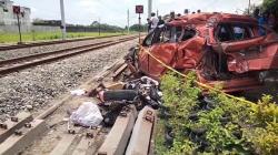 Mobil Berisi Satu Keluarga Ditabrak Kereta di Sleman, Pasutri dan 2 Balita<