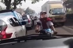 Viral Pemotor Adang Ambulans Bawa Pasien di Bandung, Ujungnya Ditilang dan Minta Maaf<