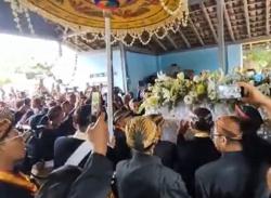 Ribuan Warga Iringi Pemakaman Raja Solo PB XIII di Kedaton Pakubuwanan Imogiri<