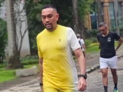 Viral Ahmad Sahroni Pamer Outfit Running Serba Kuning usai Disanksi MKD