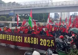 Massa Buruh Padati Depan Gedung DPR, Bawa Boneka Gurita hingga Spanduk Tuntutan