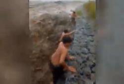 Viral 3 Pemuda Lumajang Nekat Mandi saat Banjir Lahar Semeru, Begini Endingnya<