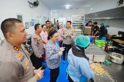 Kapolri dan Titiek Soeharto Tinjau SPPG di Karanganyar, Dukung Program Makan Bergizi Gratis<