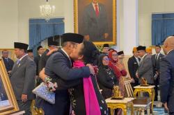 Soeharto Jadi Pahlawan Nasional, Titiek, Tutut dan Bambang Trihatmodjo Berpelukan