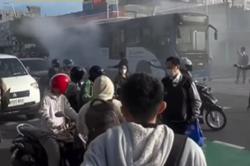 Bus Transjakarta Keluar Asap di Jatinegara, Penumpang Panik hingga Pecahkan Kaca