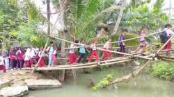 Miris! Siswa SD di Pandeglang Bertaruh Nyawa Lintasi Jembatan Lapuk demi Sekolah<
