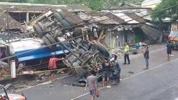Truk Bermuatan Solar Tabrak Deretan Warung di Purworejo, 1 Orang Tewas 2 Luka-Luka<