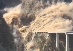  Viral, Jembatan di Pegunungan China Ambruk padahal Baru Dibuka<