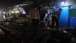 Truk Bermuatan Kayu Rem Blong Tabrak Pemotor dan Rumah di Lumajang, 1 Orang Tewas 4 Luka<