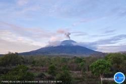 Gunung Ile Lewotolok di NTT Meletus, Muntahkan Kolom Abu Setinggi 300 Meter<