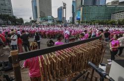 Ribuan Orang Kompak Bermain Angklung di Bundaran HI