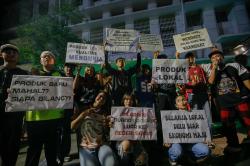 Aksi Seniman dan Konten Kreator Dukung Pemerintah Stop Impor Pakaian Bekas