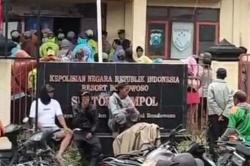 Ratusan Warga Kepung Polsek Ijen Bondowoso, Kapolsek Ditarik Paksa Keluar