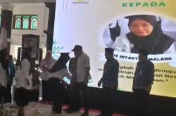 Pakai Toga, 1.000 Warga Miskin di Pemalang Diwisuda Naik Kelas dari Penerima Bansos<