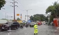 Jalan Daan Mogot Jakbar Tergenang Banjir, Lalu Lintas Tersendat