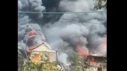 Tawuran Pemuda Pecah di Makassar, 7 Rumah Hangus Dilalap Api<