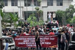 Massa Geruduk MK, Desak Arsul Sani Mundur dari Hakim Buntut Polemik Ijazah<