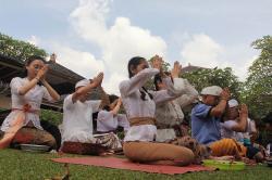 Potret Umat Hindu Sembahyang Merayakan Hari Raya Galungan