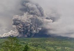 Gunung Semeru Naik Level IV Awas, Warga Diminta Jauhi Zona Bahaya Radius 20 Km