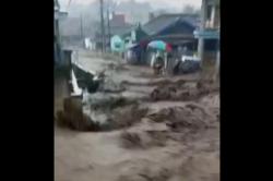 Banjir Bandang Terjang 3 Kampung di Kaki Papandayan Garut, Puluhan Rumah Rusak<