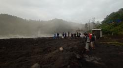 Warga Berdatangan ke Jalur Lahar Gunung Semeru, Penasaran dengan Dampak Erupsi<