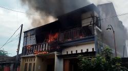 Kebakaran Home Industry Sepatu di Mojokerto, Karyawan Panik Selamatkan Barang<