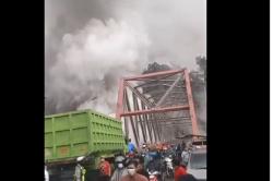 Viral Warga Lihat Banjir Lahar Dingin Semeru di Gladak Perak, Arus Lalin Macet<