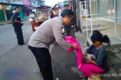 Dramatis! Aksi Heroik Aiptu Sarim Bantu Persalinan di Pinggir Jalan, Ibu dan Bayi Selamat<