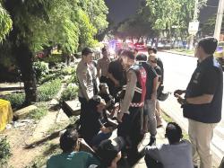 Viral, Sopir dan Kenek Mobil Boks Dikeroyok Preman di Grogol Petamburan<