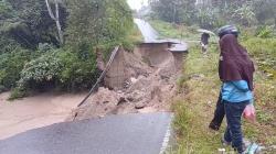 Tergerus Sungai Batang Anai, Jalan di Padang Pariaman Ambles