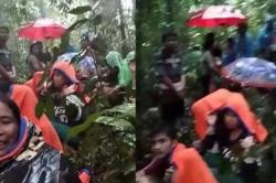 Viral! Puluhan Warga Terjebak di Hutan saat Banjir Bandang Tapteng, Kiri-Kanan Longsor<