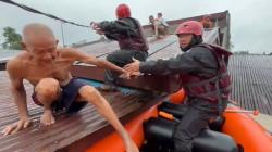 Terjebak Banjir, Bayi hingga Lansia di Medan dan Deliserdang Dievakuasi<