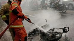 Terjebak Macet Parah, Motor Suzuki Thunder di Surabaya Terbakar<