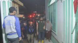 Gunakan Perahu Karet, Gubernur Aceh Muzakir Manaf Pantau Korban Banjir<