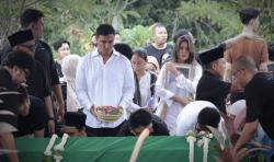 Ibunda Raisa Dimakamkan di TPU Cenere, Hamish Daud Turut Hadir