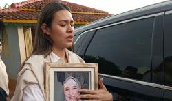 Tangis Raisa Pecah Peluk Foto sang Ibu usai Pemakaman: Mohon Doanya