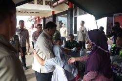 Momen Prabowo Dipeluk Warga saat Tinjau Pengungsian di Tapteng