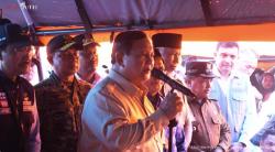 Prabowo Temui Pengungsi di Padang Pariaman, Janji Sikat Maling Uang Rakyat