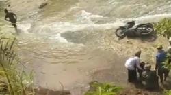Tragis! Guru Pasutri Berboncengan Motor Jatuh ke Sungai Berbatu di Bangkalan<