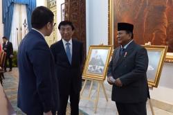 Prabowo Tunjukkan Foto Bayi Panda Satrio Wiratama ke Ketua MPR China