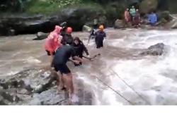 Detik-Detik Mencekam 5 Wisatawan Terjebak Air Bah di Curug Seribu Bogor