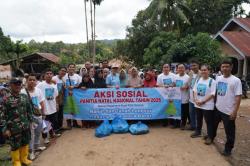 Banjir di Padang Pariaman, Panitia Natal Nasional Salurkan Bantuan Sandang dan 400 Paket Sembako<