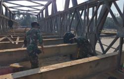 Momen Prajurit TNI Bahu-Membahu Bangun Jembatan Darurat, Hubungkan Jalan Terputus di Aceh