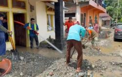 PT Bukit Raya Mudisa Kirim Petugas dan Alat Berat, Bersihkan 63 Rumah Terdampak Banjir Bandang