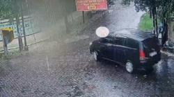 Tragis! Bocah 8 Tahun di Surabaya Terlindas Mobil saat Main Hujan Terekam CCTV
