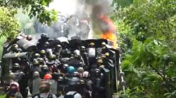 Menegangkan! Eksekusi Rumah Adat di Tana Toraja Diwarnai Lemparan Batu dan Gas Air Mata<