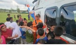 Kru Helikopter Polri Dampingi Korban Bencana Aceh Tamiang, Senyum Anak-Anak jadi Energi