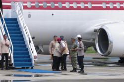 Momen Prabowo Peluk Gubernur Mualem sebelum Tinjau Penanganan Banjir di Aceh