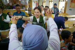 Ringankan Beban di Titik Terparah Banjir Taput, Angela Tanoesoedibjo Disambut Hangat Warga