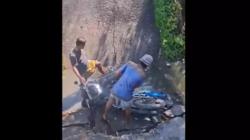 Jembatan di Pulau Gili Genting Sumenep Ambles, 2 Pemotor Terjatuh<
